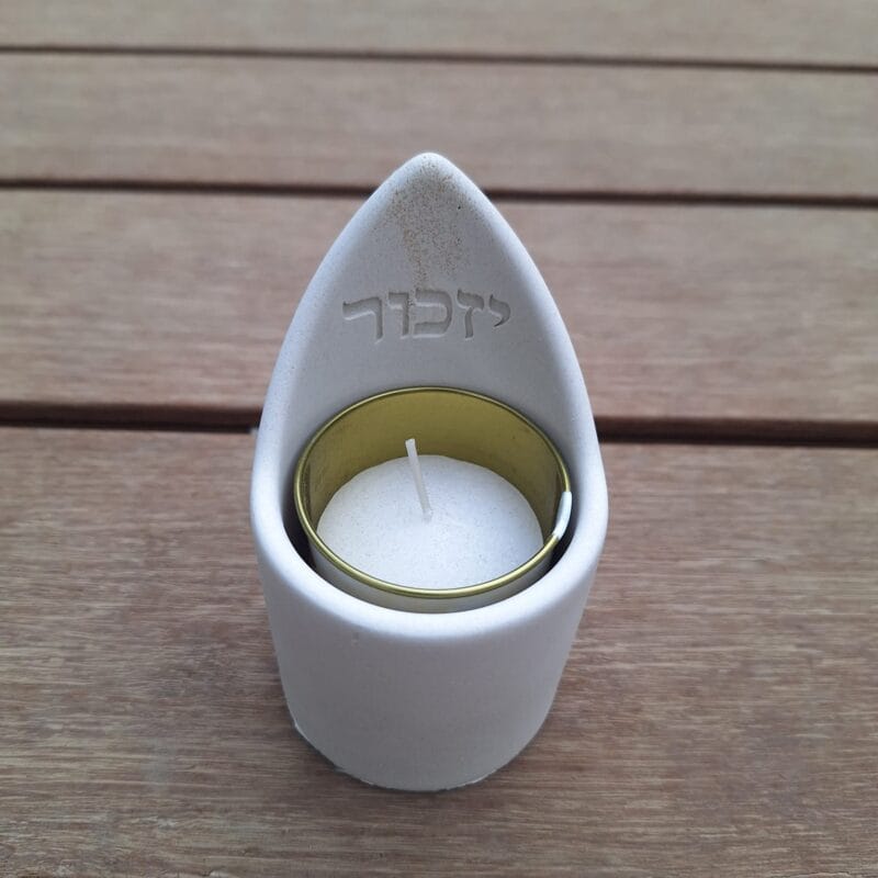 פמוט מתקן לנר נשמה מבטון