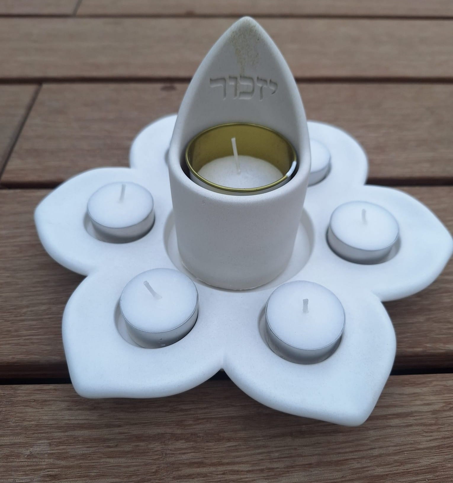 פמוט 5 קנים כולל מתקן לנר נשמה מבטון